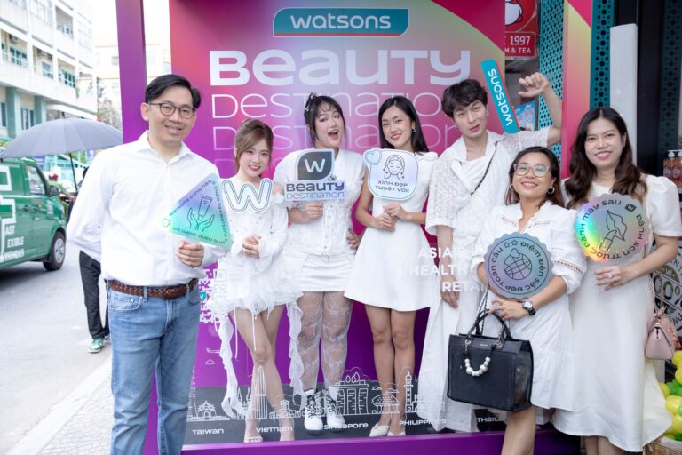 Hội beauty blogger Misoa, Kỳ Kỳ, Ngọc Kem hội ngộ nhân dịp khai trương cửa hàng mặt tiền đầu tiên tại Việt Nam của Watsons
