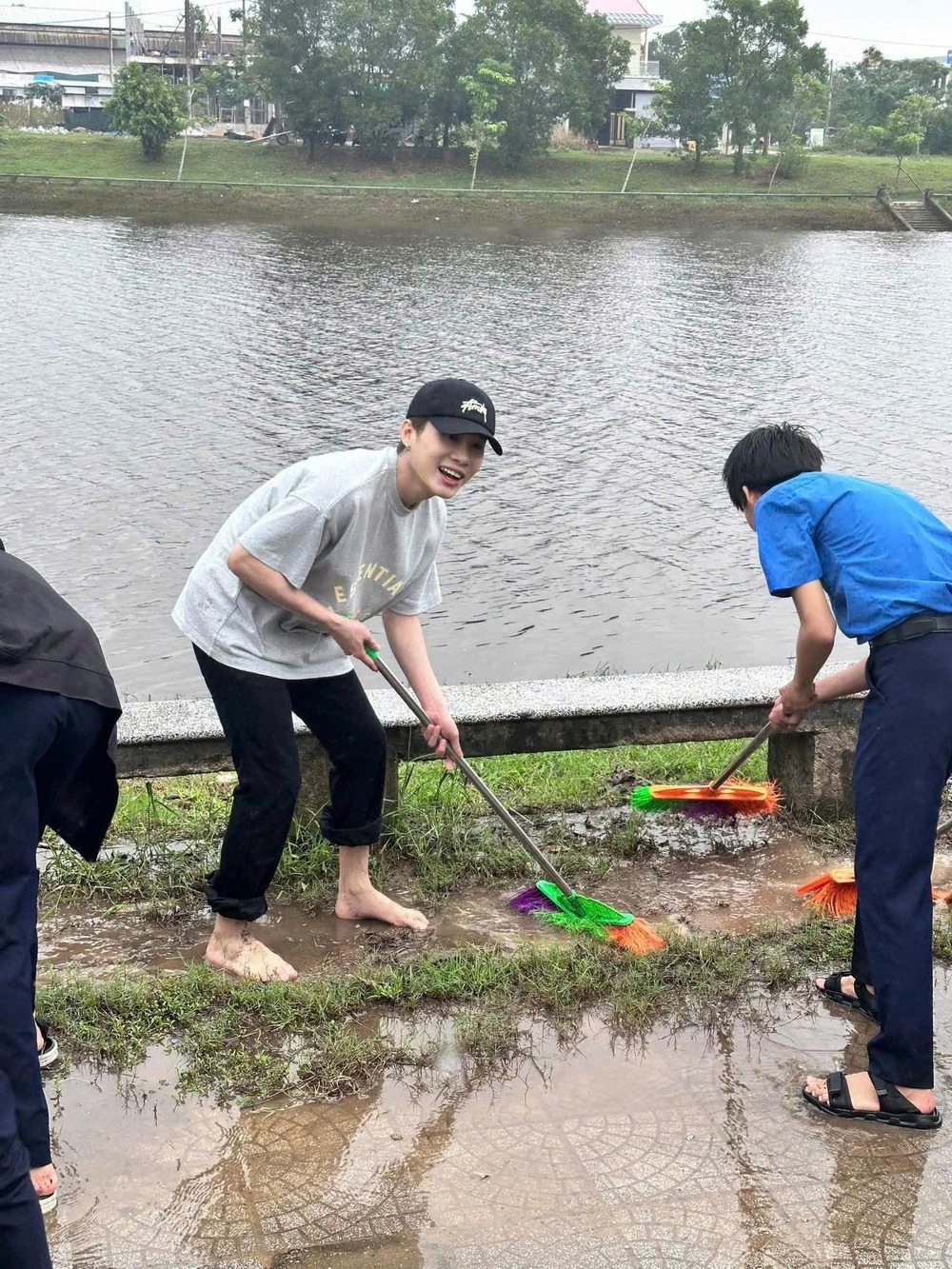 Jack về Huế tặng máy phát điện cho bà con vùng lũ sau khi bị tạm dừng biểu diễn 9 tháng