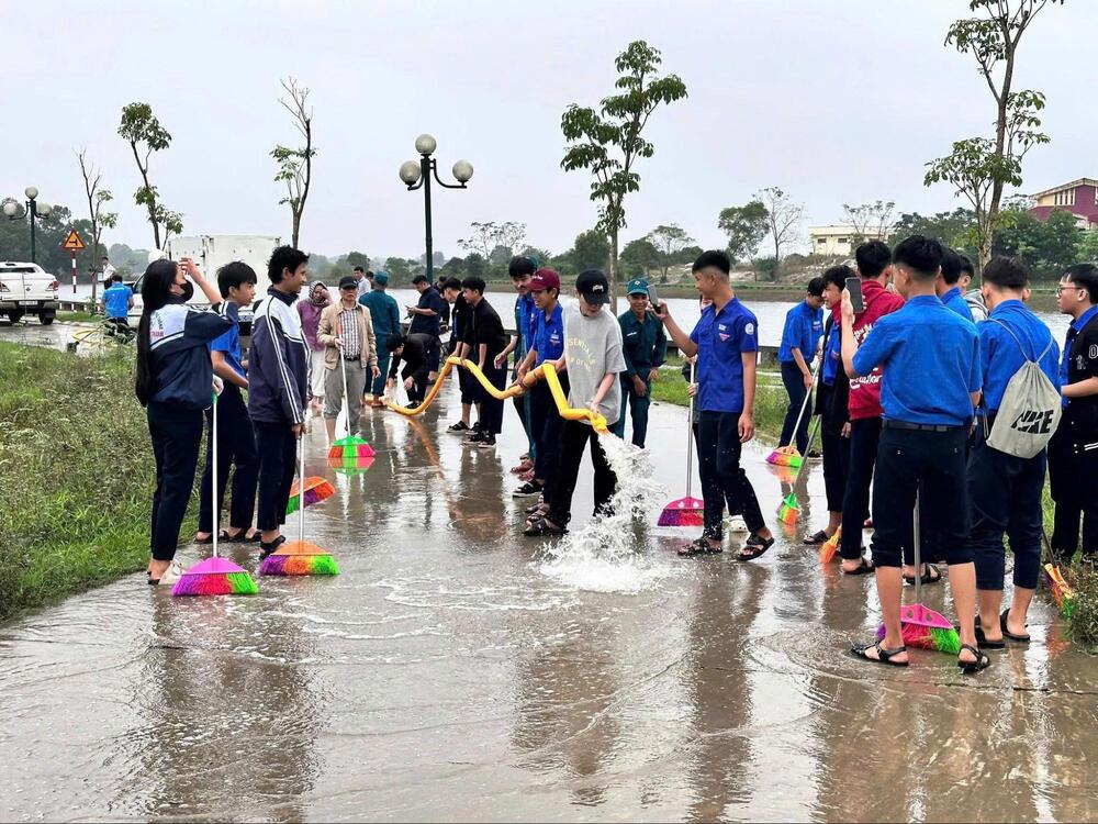 Jack về Huế tặng máy phát điện cho bà con vùng lũ sau khi bị tạm dừng biểu diễn 9 tháng